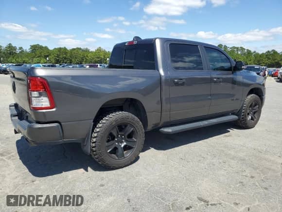 2022 Ram 1500 Big Horn z VIN 1C6RREFT9NN277680, wystawiony jako Copart lot #71623015 z przebiegiem 20 303 mil mil oraz Szkoda całkowita • Salvage title. Historia ofert i sprzedaży dostępna na DreamBid. Obrazek 3.