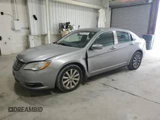 2013 Chrysler 200 Touring с VIN 1C3CCBBB2DN585014, выставлен на аукционе Copart как лот 86881565 с пробегом 95 177 миль миль и Списание • Salvage title. История ставок и продаж доступна на DreamBid. Изображение 1.