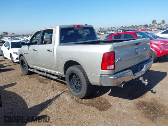 2009 Dodge 1500 Sport z VIN 1D3HB13T69J505466, wystawiony jako IAAI lot #42278465 z przebiegiem 228 700 mil mil oraz . Historia ofert i sprzedaży dostępna na DreamBid. Obrazek 3.
