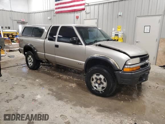 1999 Chevrolet S-10 LS ZR2 z VIN 1GCCT19W0X8182408, wystawiony jako Copart lot #81140355 z przebiegiem Nie podano mil oraz Czysty tytuł • Clean title. Historia ofert i sprzedaży dostępna na DreamBid. Obrazek 4.