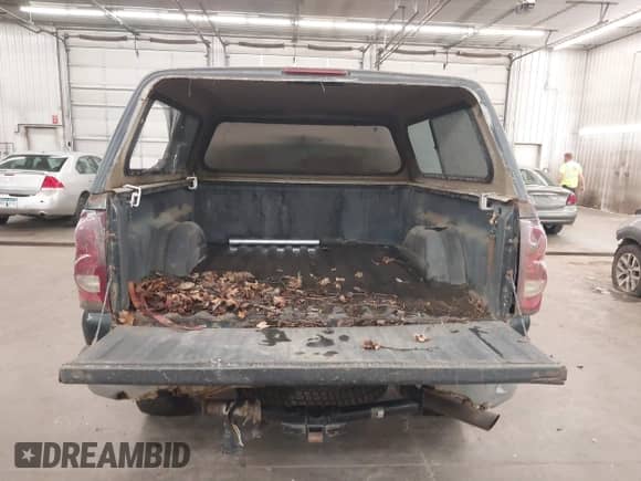 2003 Chevrolet Silverado 2500HD LS с VIN 1GCHK23183F149870, выставлен на аукционе IAAI как лот 42545787 с пробегом Не указан миль и . История ставок и продаж доступна на DreamBid. Изображение 17.