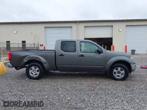 2008 Nissan Frontier SE z VIN 1N6AD09U08C450592, wystawiony jako IAAI lot #43533655 z przebiegiem 179 933 mil mil oraz . Historia ofert i sprzedaży dostępna na DreamBid. Obrazek 13.