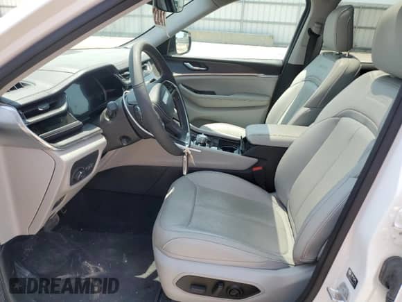 2023 Jeep Grand Cherokee Overland z VIN 1C4RJHDG2PC579835, wystawiony jako Copart lot #57236365 z przebiegiem 7 153 mil mil oraz Szkoda całkowita • Salvage title. Historia ofert i sprzedaży dostępna na DreamBid. Obrazek 7.