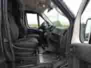 2018 Ram ProMaster Cargo z VIN 3C6URVHG8JE119243, wystawiony jako IAAI lot #43456408 z przebiegiem 363 642 mil mil oraz . Historia ofert i sprzedaży dostępna na DreamBid. Obrazek 5.