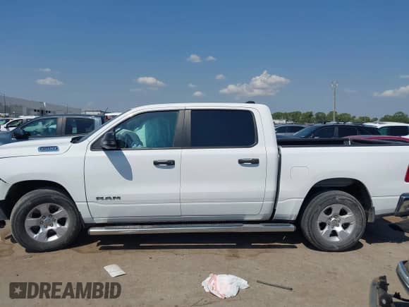 2023 Ram 1500 Big Horn z VIN 1C6RREFT2PN579184, wystawiony jako IAAI lot #43023028 z przebiegiem 47 603 mil mil oraz . Historia ofert i sprzedaży dostępna na DreamBid. Obrazek 15.