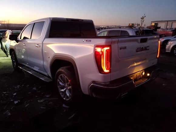 2020 GMC Sierra 1500 SLT с VIN 3GTU9DET1LG190277, выставлен на аукционе Copart как лот 82853764 с пробегом 91 478 миль миль и Списание • Salvage title. История ставок и продаж доступна на DreamBid. Изображение 2.
