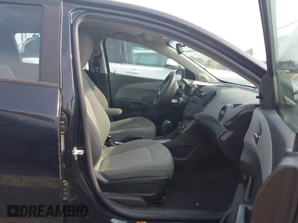 2013 Chevrolet Sonic LS с VIN 1G1JA6SH4D4164950, выставлен на аукционе IAAI как лот 42460608 с пробегом 108 431 миль миль и . История ставок и продаж доступна на DreamBid. Изображение 5.