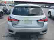 2023 Mitsubishi Outlander ES z VIN JA4ARUAU5PU016999, wystawiony jako IAAI lot #42525414 z przebiegiem 15 010 mil mil oraz . Historia ofert i sprzedaży dostępna na DreamBid. Obrazek 16.