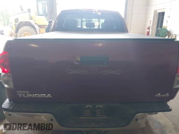 2008 Toyota Tundra Limited z VIN 5TFBV58168X053650, wystawiony jako IAAI lot #42515155 z przebiegiem 183 461 mil mil oraz . Historia ofert i sprzedaży dostępna na DreamBid. Obrazek 16.