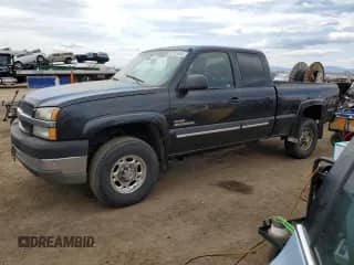 2003 Chevrolet Silverado 2500HD LS z VIN 1GCHK29133E172549, wystawiony jako Copart lot #52141635 z przebiegiem 225 184 mil mil oraz Szkoda całkowita • Salvage title. Historia ofert i sprzedaży dostępna na DreamBid. Obrazek 1.