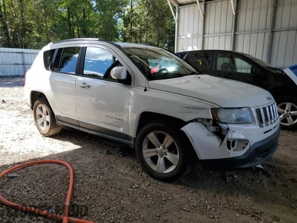 2014 Jeep Compass Latitude with VIN 1C4NJCEB9ED826084, listed as a Copart auction lot 72266434 with 103,718 mi miles and Salvage title. Bid and sale history available at DreamBid. Image 4.