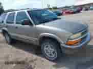 1999 Chevrolet Blazer LT z VIN 1GNDT13W4X2114930, wystawiony jako IAAI lot #42978213 z przebiegiem 172 767 mil mil oraz . Historia ofert i sprzedaży dostępna na DreamBid. Obrazek 1.