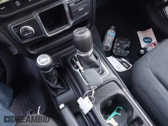 2022 Jeep Wrangler Unlimited Sport z VIN 1C4HJXDNXNW253510, wystawiony jako IAAI lot #41461051 z przebiegiem 32 571 mil mil oraz . Historia ofert i sprzedaży dostępna na DreamBid. Obrazek 11.