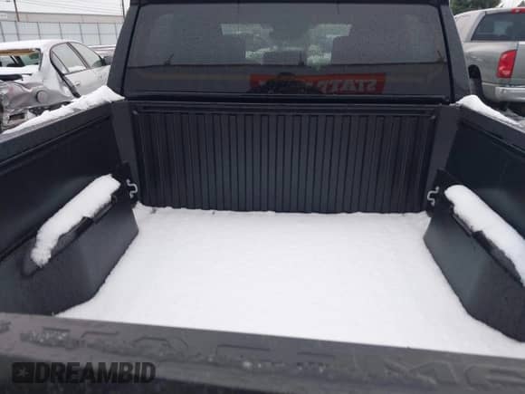 2024 Toyota Tacoma SR5 z VIN 3TMKB5FN3RM004833, wystawiony jako IAAI lot #41580572 z przebiegiem 7 039 mil mil oraz . Historia ofert i sprzedaży dostępna na DreamBid. Obrazek 17.