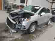 2022 Chevrolet Trax LS z VIN KL7CJNSM5NB550309, wystawiony jako IAAI lot #41208893 z przebiegiem 60 580 mil mil oraz . Historia ofert i sprzedaży dostępna na DreamBid. Obrazek 17.