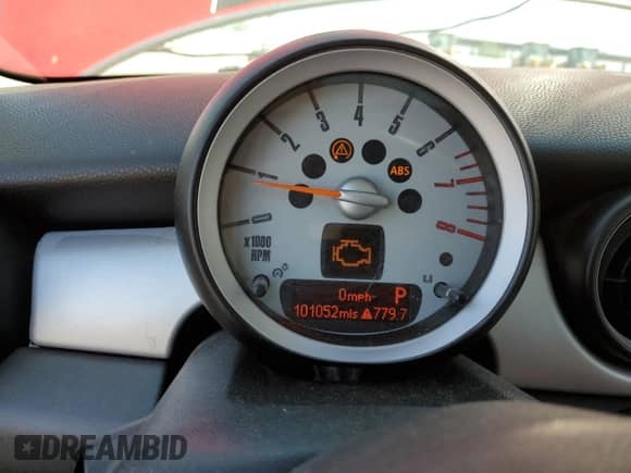 2010 MINI Hardtop с VIN WMWMF3C55ATZ66060, выставлен на аукционе Copart как лот 68725835 с пробегом 101 052 миль миль и Списание • Salvage title. История ставок и продаж доступна на DreamBid. Изображение 9.