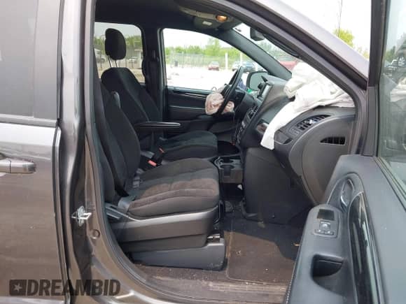 2019 Dodge Grand Caravan SE z VIN 2C4RDGBG6KR596593, wystawiony jako IAAI lot #42271402 z przebiegiem 60 792 mil mil oraz . Historia ofert i sprzedaży dostępna na DreamBid. Obrazek 5.