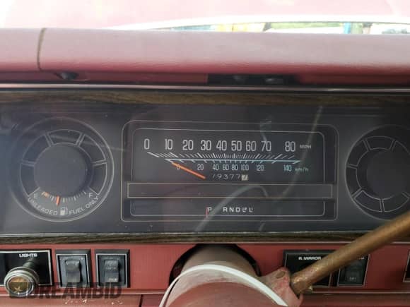 1974 Chevrolet Impala z VIN L36184A0782, wystawiony jako Copart lot #73859994 z przebiegiem 79 377 mil mil oraz Czysty tytuł • Clean title. Historia ofert i sprzedaży dostępna na DreamBid. Obrazek 9.