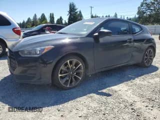 2021 Hyundai Veloster 2.0 z VIN KMHTG6AF8MU032610, wystawiony jako Copart lot #63536335 z przebiegiem 195 788 mil mil oraz Czysty tytuł • Clean title. Historia ofert i sprzedaży dostępna na DreamBid. Obrazek 1.