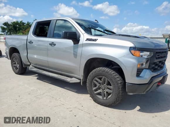 2024 Chevrolet Silverado 1500 Custom Trail Boss z VIN 3GCUDCE88RG346358, wystawiony jako Copart lot #62258825 z przebiegiem Nie podano mil oraz Szkoda całkowita • Salvage title. Historia ofert i sprzedaży dostępna na DreamBid. Obrazek 4.
