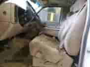 2002 GMC Sierra 1500 z VIN 1GTEC14W22Z149901, wystawiony jako Copart lot #60996325 z przebiegiem 243 259 mil mil oraz Czysty tytuł • Clean title. Historia ofert i sprzedaży dostępna na DreamBid. Obrazek 7.