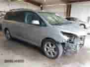 2013 Toyota Sienna SE с VIN 5TDXK3DC2DS321989, выставлен на аукционе IAAI как лот 42818628 с пробегом 181 182 миль миль и . История ставок и продаж доступна на DreamBid. Изображение 1.