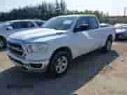 2022 Ram 1500 Big Horn z VIN 1C6RREBT5NN273048, wystawiony jako IAAI lot #42229009 z przebiegiem 58 448 mil mil oraz . Historia ofert i sprzedaży dostępna na DreamBid. Obrazek 2.