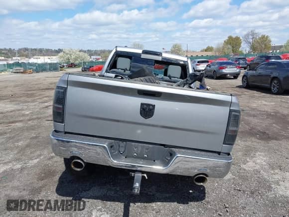 2019 Ram 1500 SLT z VIN 1C6RR7TT8KS695788, wystawiony jako IAAI lot #41983397 z przebiegiem Nie podano mil oraz . Historia ofert i sprzedaży dostępna na DreamBid. Obrazek 16.