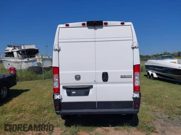 2023 Ram ProMaster Cargo z VIN 3C6LRVDGXPE563721, wystawiony jako IAAI lot #43155985 z przebiegiem 92 555 mil mil oraz . Historia ofert i sprzedaży dostępna na DreamBid. Obrazek 16.