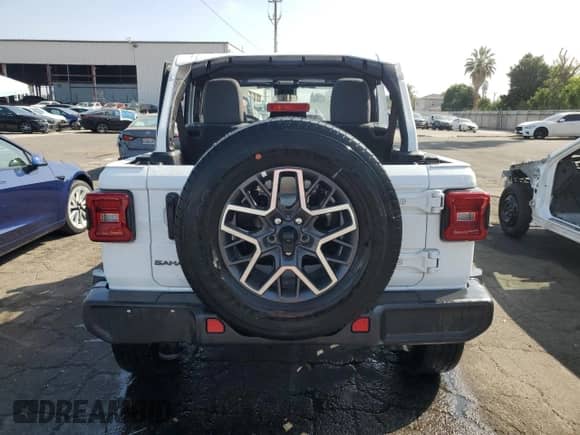 2025 Jeep Wrangler Sahara с VIN 1C4PJXEN3SW500663, выставлен на аукционе Copart как лот 85782235 с пробегом 21 270 миль миль и Чистый • Clean title. История ставок и продаж доступна на DreamBid. Изображение 6.