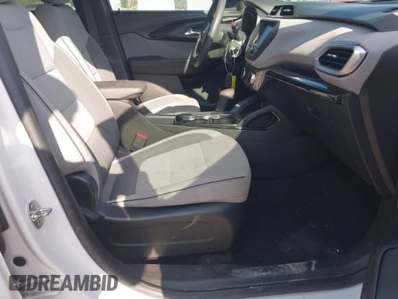 2022 Chevrolet TrailBlazer LS z VIN KL79MMS24NB139784, wystawiony jako IAAI lot #42617432 z przebiegiem 29 060 mil mil oraz . Historia ofert i sprzedaży dostępna na DreamBid. Obrazek 5.