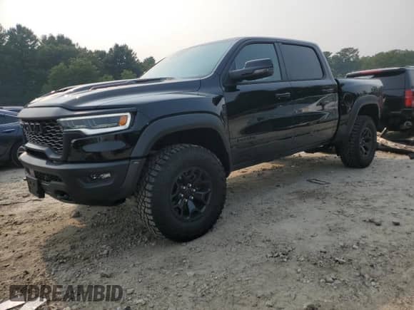 2025 Ram 1500 RHO z VIN 1C6SRFUP2SN716789, wystawiony jako Copart lot #67345525 z przebiegiem 3 039 mil mil oraz Szkoda całkowita • Salvage title. Historia ofert i sprzedaży dostępna na DreamBid. Obrazek 1.