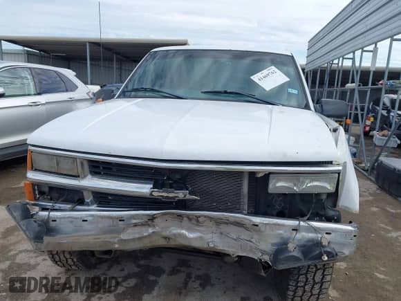 1998 Chevrolet Silverado 2500 z VIN 1GCGC29R2WE243341, wystawiony jako IAAI lot #41469762 z przebiegiem 307 197 mil mil oraz . Historia ofert i sprzedaży dostępna na DreamBid. Obrazek 12.
