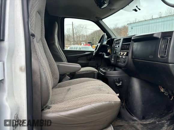 2009 Chevrolet City Express Cargo with VIN 1GCHG35K491117176, listed as a Copart auction lot 85556974 with 30,565 mi miles and Clean title. Bid and sale history available at DreamBid. Image 5.