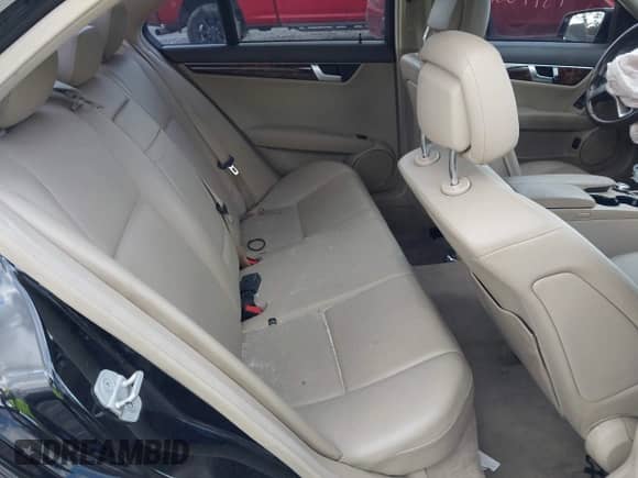 2012 Mercedes-Benz C 300 Sport z VIN WDDGF8BB8CR208904, wystawiony jako IAAI lot #43472243 z przebiegiem 124 835 mil mil oraz . Historia ofert i sprzedaży dostępna na DreamBid. Obrazek 8.