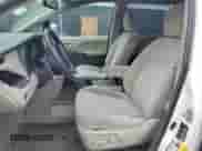 2015 Toyota Sienna LE z VIN 5TDJK3DCXFS105252, wystawiony jako Copart lot #85671285 z przebiegiem 122 571 mil mil oraz Szkoda całkowita • Salvage title. Historia ofert i sprzedaży dostępna na DreamBid. Obrazek 7.