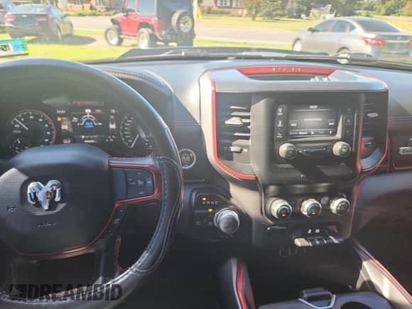 2019 Ram 1500 Rebel z VIN 1C6SRFET7KN861225, wystawiony jako Copart lot #70645325 z przebiegiem 182 620 mil mil oraz Czysty tytuł • Clean title. Historia ofert i sprzedaży dostępna na DreamBid. Obrazek 9.