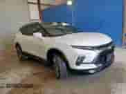 2023 Chevrolet Blazer RS z VIN 3GNKBERS7PS160861, wystawiony jako Copart lot #59313625 z przebiegiem 50 904 mil mil oraz Czysty tytuł • Clean title. Historia ofert i sprzedaży dostępna na DreamBid. Obrazek 4.