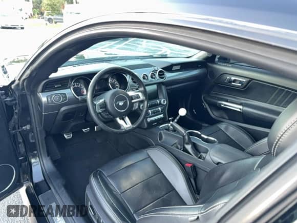 2017 Ford Mustang GT z VIN 1FA6P8CF9H5263838, wystawiony jako Copart lot #89445895 z przebiegiem 59 348 mil mil oraz Czysty tytuł • Clean title. Historia ofert i sprzedaży dostępna na DreamBid. Obrazek 9.