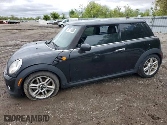 2011 MINI Hardtop z VIN WMWSU3C54BT253391, wystawiony jako Copart lot #57215905 z przebiegiem 199 273 mil mil oraz Czysty tytuł • Clean title. Historia ofert i sprzedaży dostępna na DreamBid. Obrazek 1.