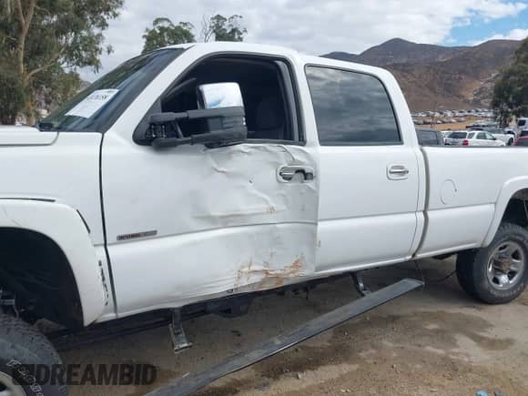 2003 Chevrolet Silverado 2500HD LT z VIN 1GCHK23153F256035, wystawiony jako IAAI lot #43176158 z przebiegiem Nie podano mil oraz . Historia ofert i sprzedaży dostępna na DreamBid. Obrazek 20.