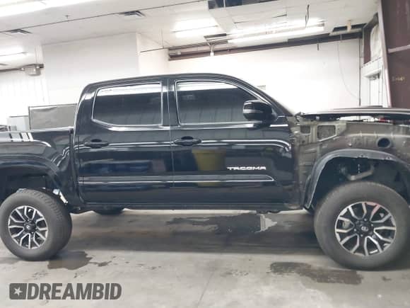 2023 Toyota Tacoma SR z VIN 3TMCZ5AN2PM574939, wystawiony jako IAAI lot #43279479 z przebiegiem 29 535 mil mil oraz . Historia ofert i sprzedaży dostępna na DreamBid. Obrazek 14.