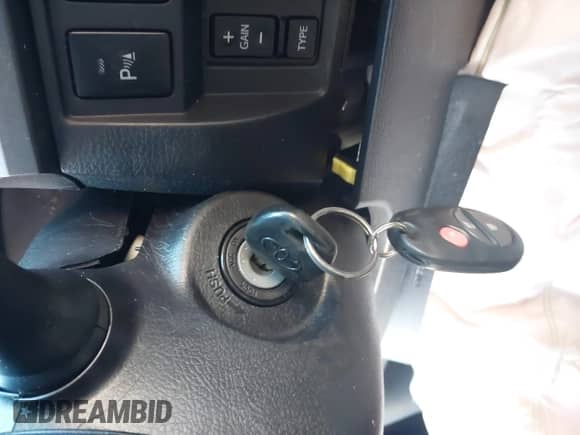 2017 Toyota Tundra SR5 z VIN 5TFDY5F18HX621738, wystawiony jako IAAI lot #43070221 z przebiegiem 68 431 mil mil oraz . Historia ofert i sprzedaży dostępna na DreamBid. Obrazek 11.