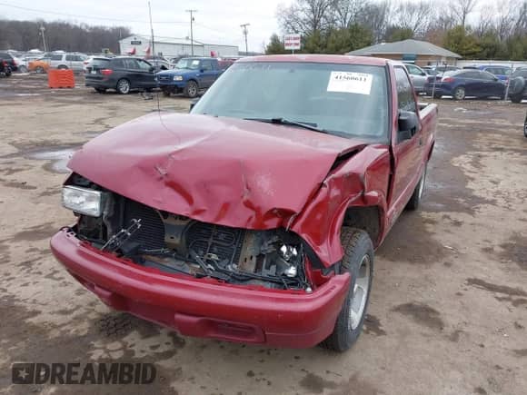 1998 Chevrolet S-10 z VIN 1GCCS144XWK264558, wystawiony jako IAAI lot #41560611 z przebiegiem 216 629 mil mil oraz . Historia ofert i sprzedaży dostępna na DreamBid. Obrazek 2.