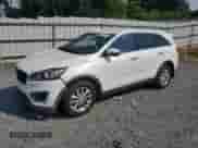 2018 Kia Sorento LX z VIN 5XYPG4A38JG413581, wystawiony jako Copart lot #64267455 z przebiegiem 177 424 mil mil oraz Czysty tytuł • Clean title. Historia ofert i sprzedaży dostępna na DreamBid. Obrazek 1.
