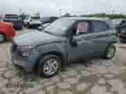 2023 Hyundai Venue SE z VIN KMHRB8A38PU217108, wystawiony jako Copart lot #64990794 z przebiegiem 5 134 mil mil oraz Szkoda całkowita • Salvage title. Historia ofert i sprzedaży dostępna na DreamBid. Obrazek 1.