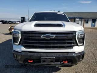 2025 Chevrolet Silverado 2500HD LT z VIN 2GC4KNE76S1165105, wystawiony jako Copart lot #69286705 z przebiegiem 6 046 mil mil oraz Szkoda całkowita • Salvage title. Historia ofert i sprzedaży dostępna na DreamBid. Obrazek 5.