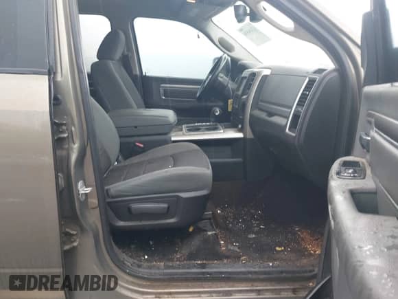 2013 Ram 1500 Outdoorsman z VIN 1C6RR6LT3DS581405, wystawiony jako IAAI lot #42484530 z przebiegiem Nie podano mil oraz . Historia ofert i sprzedaży dostępna na DreamBid. Obrazek 5.