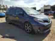 2020 Toyota Sienna SE z VIN 5TDXZ3DC9LS072925, wystawiony jako Copart lot #56758795 z przebiegiem 55 593 mil mil oraz Szkoda całkowita • Salvage title. Historia ofert i sprzedaży dostępna na DreamBid. Obrazek 4.