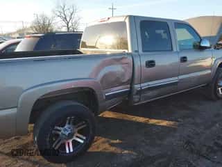 2001 Chevrolet Silverado 1500HD LS z VIN 1GCGC13U71F149241, wystawiony jako IAAI lot #41453794 z przebiegiem 281 382 mil mil oraz . Historia ofert i sprzedaży dostępna na DreamBid. Obrazek 6.